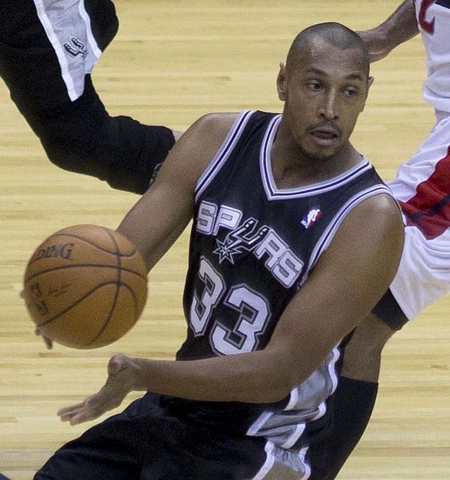 Boris Diaw, debout, avec le maillot no 32 des Bobcats