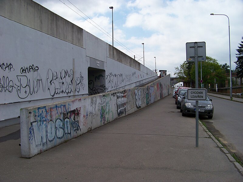 File:Braník, Vltavanů, podchod a rampa u zastávky Nádraží Braník.jpg