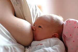 English: Breastfeeding the baby.