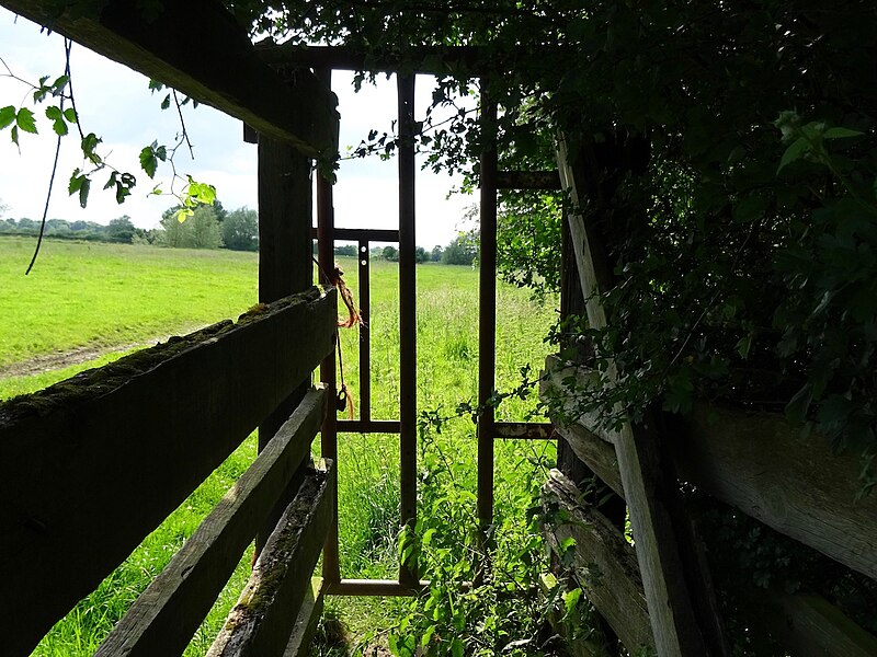 File:Bridleway gate - geograph.org.uk - 5428397.jpg