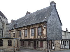 Maison dite de la léproserie, pans de bois et tuileaux des XVe et XVIe siècles.