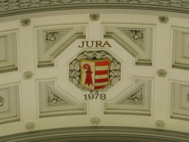 The coat of arms of the canton has been added to the side of the dome in the Federal Palace in Bern, which features the arms of the other cantons, aft