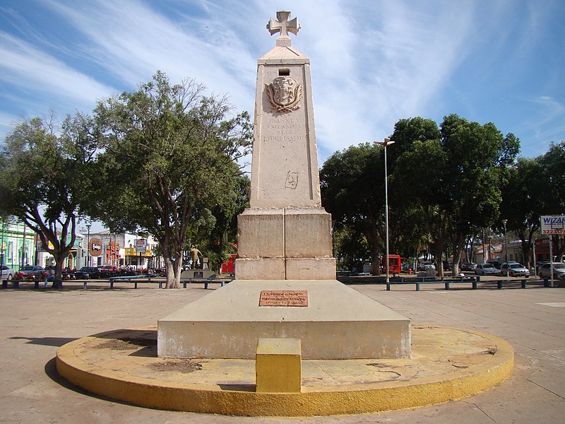 File:Cáceres - MT - Monumento "Tratado de Madri" - panoramio.jpg