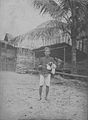 COLLECTIE TROPENMUSEUM Een bediende in het dorp Toembanganoi Midden-Borneo. TMnr 60046394.jpg