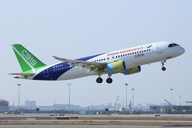 https://upload.wikimedia.org/wikipedia/commons/thumb/2/29/COMAC_C919_-_Commercial_Aircraft_Corporation_Of_China_AN4748979.jpg/640px-COMAC_C919_-_Commercial_Aircraft_Corporation_Of_China_AN4748979.jpg