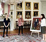 Utrikesminister Ann Linde avtäcker Roosmarks porträtt av Margot Wallström. Sophia Albertinas matsal i Arvfurstens palats 2021.