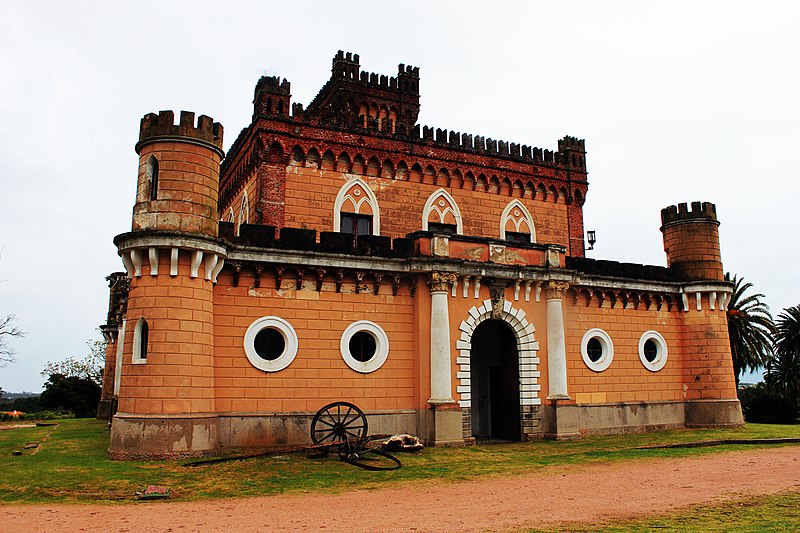 File:Castillo de piria lateral.jpg