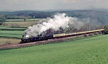 Die Lokomotiven 5051 und 5029 erklimmen mit einem Sonderzug eine Steigung bei St Germans.