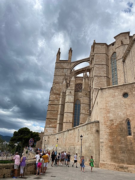 File:Catedral de mallorca con vista lateral.jpg