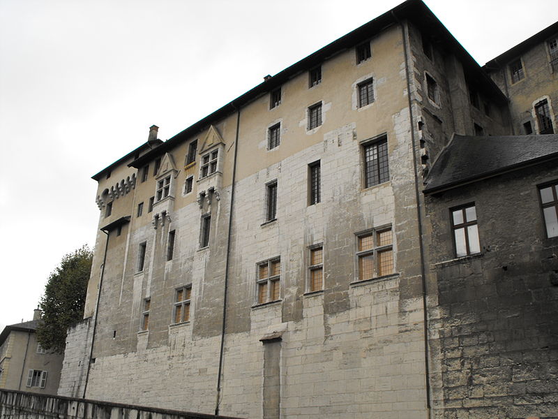 File:Château des ducs de Savoie (side).jpg