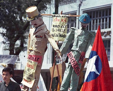 Tập_tin:Charles_DeGaulle_and_Ho_Chi_Minh_are_hanged_in_effigy_during_the_National_Shame_Day_celebration_in_Saigon,_July_1964.jpg