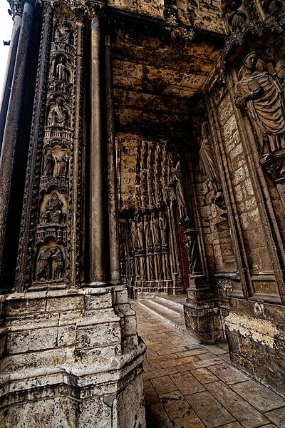 File:Chartres - Cloître Notre-Dame - Cathédrale Notre-Dame de Chartres 1193-1250 - South Transept Facade - Right (East) Portal - Right bay of south porch of Cathédrale Notre-Dame de Chartres 08.jpg