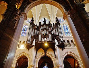 Chartres Cathédrale Notre-Dame de Chartres Innen Langhaus Orgel 1.jpg
