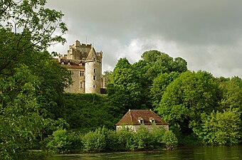 Замковая мельница, построенная на берегу реки Крёз
