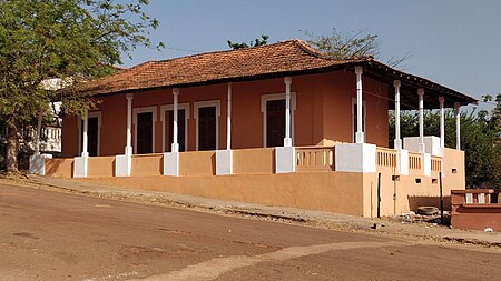 Colonial building on Avenida Principal, Bafatá, Guinea-Bissau 1.jpg