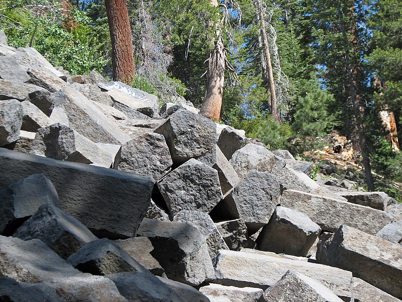 File:Columnar-jointed trachybasalt (Postpile Flow, Upper Pleistocene, 82 ka; Devils Postpile National Monument, eastern California, USA) 72.jpg