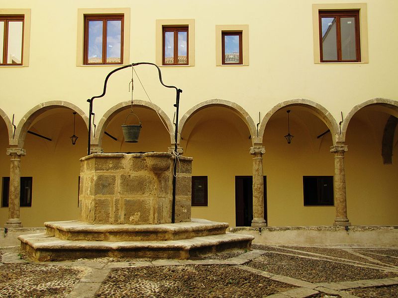 File:Convento San Francesco - Chiostro 2.jpg