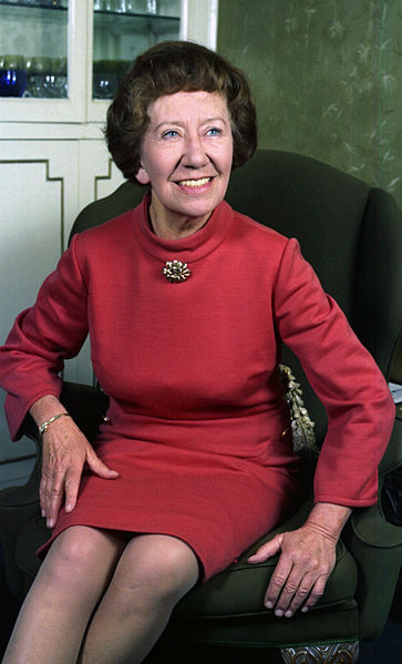 File:Dame Flora Robson 4 Allan Warren.jpg