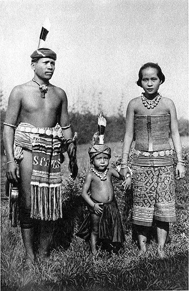 File Dayak  family c1910 jpg  