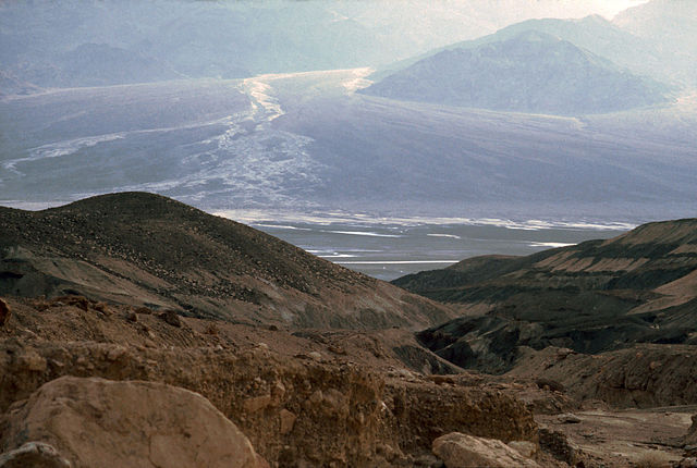 File:Death_Valley,19820817,Dante's_View,to_West_Panamint_salt_fludge.jpg