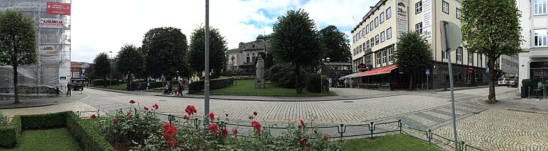 File:Den Nationale Scene Bergen 2015-09-20 16 distorted panorama.JPG