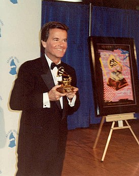 Dick Clark nos bastidores do Grammy Awards de 1990