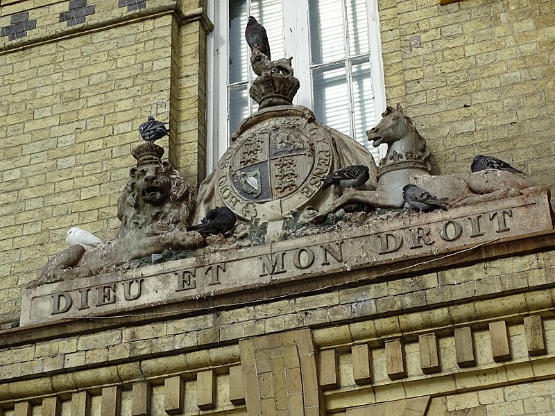 File:Dieu et Mon Droit - Facade - March - Cambridgeshire - England (27656367804).jpg