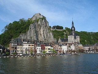Dinant : la Meuse, la collégiale Notre-Dame et la citadelle.