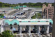 画像手前は名古屋高速道路の高針料金所、画像奥はNEXCO中日本の高針料金所