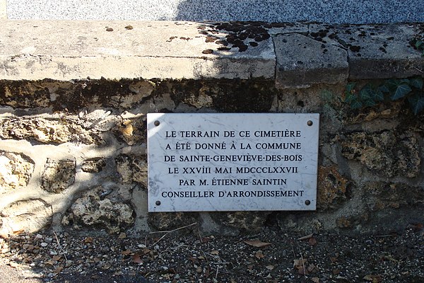 Plaque with information about who and when donated the ground of the cemetery