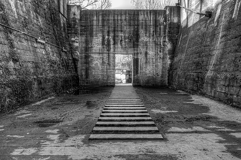 File:Duisburg, Landschaftspark Duisburg-Nord, Erzbunker -- 2016 -- 1229-35 (bw).jpg