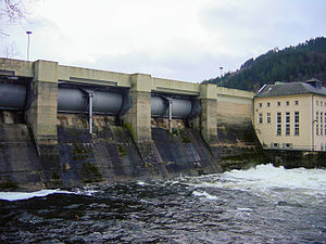 Dam wall and run-of-river power plant