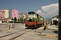 Čeština: Vlak na přejezdu v jižní části města Elbasan, Albánie English: A passenger train crossing a road in Elbasan, Albania