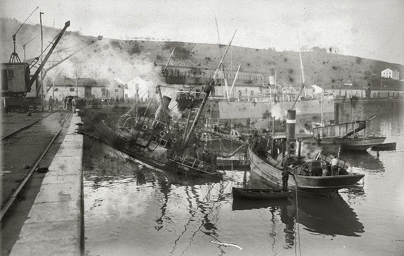 File:Embarcación 'Antonio' siendo remolcada, tras un naufragio, al puerto de Pasaia (1 de 13) - Fondo Car-Kutxa Fototeka.jpg