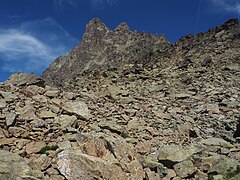 Fotografía en color de una montaña con muchas rocas.