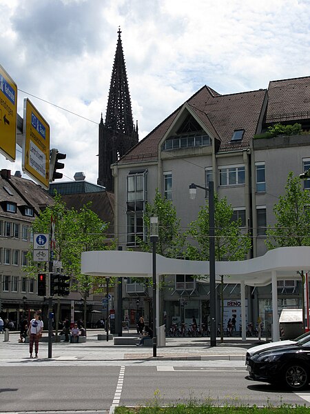 File:Europaplatz in Freiburg mit Münsterturm und Pavillon.jpg