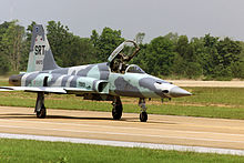 F-5E Tiger II de la Force aérienne royale thaïlandaise au roulage sur la RTAFB de Korat durant l'exercice Cobra Gold 2000 en mai 2000.