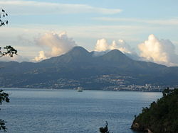 Fort-de-France és a Pitons du Carbet a Fort-de-France-öbölön át Trois-Îlets-től nézve