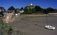 La butte de la chapelle Saint-Michel (au fond).