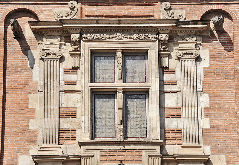 File:Fenêtre Renaissance à Toulouse- Hôtel d'Assézat.jpg