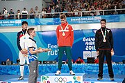 Deutsch: Fechten bei den Olympischen Jugend-Sommerspielen 2018: Tag 1, 7. Oktober 2018, Jungen, Säbel, Siegerehrung - Gold: Krisztián Rabb (HUN), Silber: Hyun Jun (KOR), Bronze: Mazen Elaraby (EGY); Medaillen überreicht durch IOC-Mitglied Britta Heidemann, Maskottchen überreicht durch FIE-Generalsekretär Emmanuel Katsiadakis English: Fencing at the 2018 Summer Youth Olympics at 7 October 2018 – Boys' sabre Medal ceremony – Gold: Krisztián Rabb (HUN), Silver: Hyun Jun (KOR), Bronze: Mazen Elaraby (EGY); Medal presenter: IOC member Britta Heidemann, Mascot presenter: FIE Secretary General Emmanuel Katsiadakis