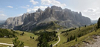 Uitzicht op de Passo Gardena met de Sella-groep vanaf de Cir-toppen