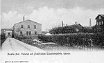 Fredriksdahls första tändsticksfabrik i Kalmar. Träbyggnaden till höger på bild. Ersattes in på 1900-talet av en ny fabrik. Fredriksdahlsfabriken lades ner 1924. Foto: omkring 1880.