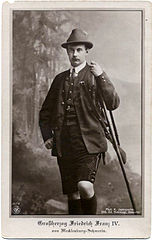 Friedrich Franz IV als Jäger im Fotostudio.jpg