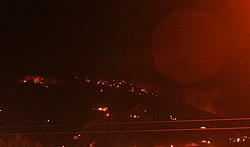 Piroclastos en incandescencia sobre el costado nororiental del Galeras, en la erupción del 2 de enero de 2010.