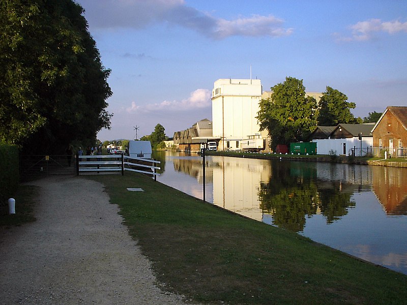 File:GandS Canal and former Cadbury's factory - geograph.org.uk - 103806.jpg