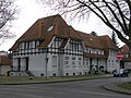 Mehrfamilienhaus mit herausgearbeitetem Fachwerk.