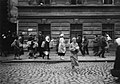 Gateliv i Sovjetunionen - Kvinne krysser gaten (1935) (10421912783).jpg