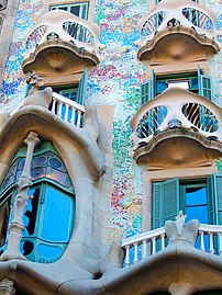 Trencadís facade of Casa Batlló in Barcelona by Gaudí and Josep Maria Jujol (1904–1906)
