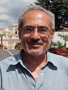 Giorgio Grassi in una foto in cui sorride verso l'obiettivo.